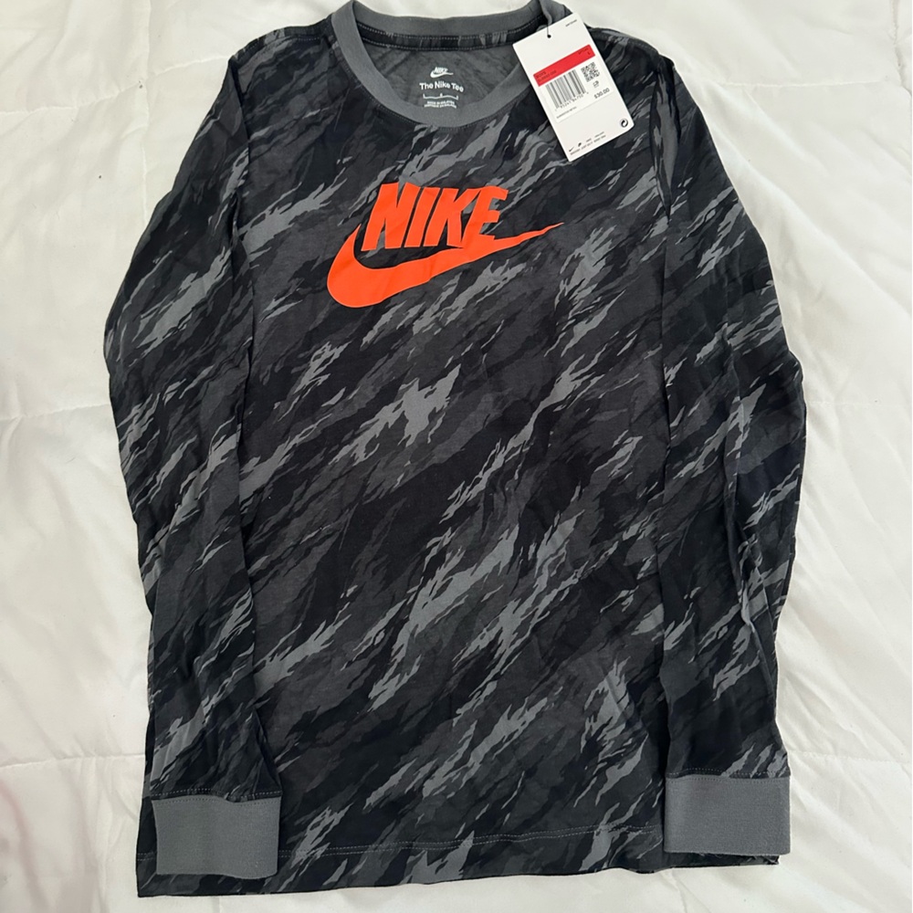 Nike Youth Boy’s Black and Gray Camo Sweatshirt with Orange Logo. Size Large